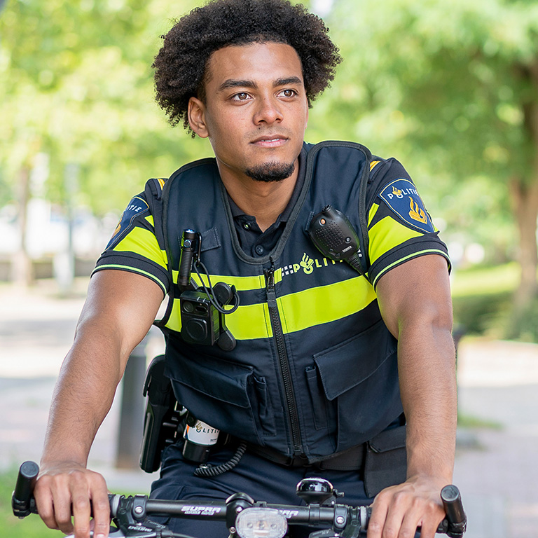 Politieagent op fiets