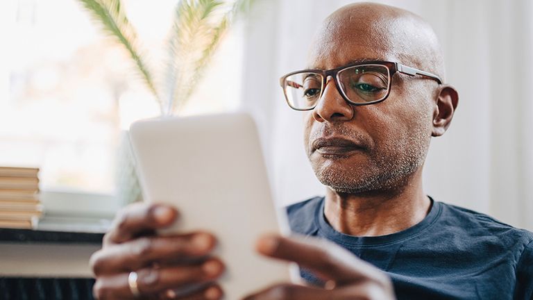 Man regelt zaken op zijn telefoon